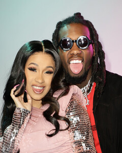 Шесть секретов счастья: рэпер Оффсет подарил Карди Би заветные сумочки от Chanel