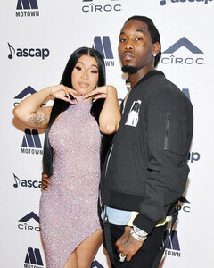 «Ты должен доверять мне»: Карди Би и Оффсет сделали друг другу тату с датой своей свадьбы