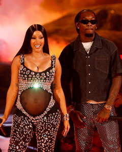 Карди Би объявила, что беременна вторым ребенком во время выступления на BET Awards