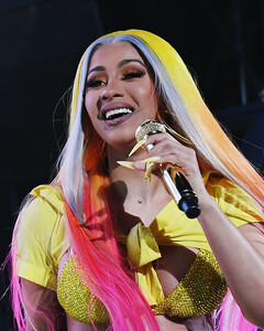 Карди Би пошутила, что должна была выступать на инаугурации президента США