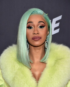 Развод отменяется: Карди Би вернулась к супругу