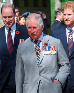 Карл III хочет увидеть принца Гарри и Меган Маркл на коронации, но принц Уильям против. Почему?