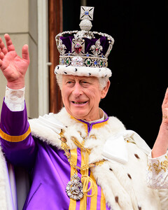 Король Карл III и королева Камилла прислали милую открытку школьникам с личной фотографией