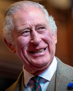 «Она прощена»: Карл III решил вернуть в семью жену принца Эндрю