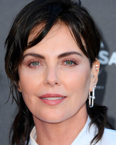 Долой блонд! Шарлиз Терон похвасталась новым цветом волос на блестящем гала-вечере