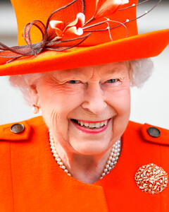 Чем королева Елизавета II удивила монарших поклонников во время пандемии Covid-19?