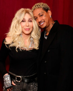 77-летняя Шер встречается с молодыми парнями, потому что мужчины её возраста «уже мертвы»