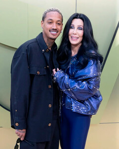 Шер пожаловалась, что ей некомфортно с бойфрендом, который младше её на 40 лет