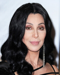 «Это подходит другим девушкам, но только не мне!»: Шер выступила против седины в волосах