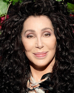 Шер спасла слона и теперь борется за улучшение жизни гориллы