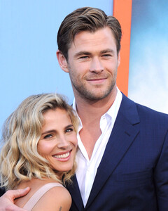 Эльза Патаки успокоила Криса Хемсворта по случаю 40-летая