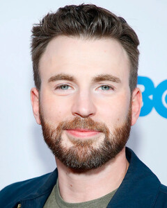 Крис Эванс отпраздновал национальный день собак-спасателей в компании своего пса Доджера