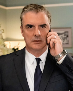 Криса Нота вырезали из финала сериала «И просто так» после того, как четыре женщины обвинили его в сексуальном насилии