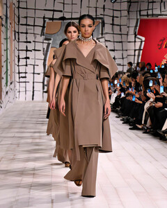 Муар и немного нуар: какой вышла весенняя кутюрная коллекция Dior