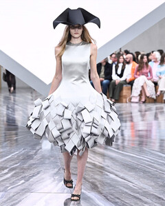 Джонатан Андерсон представил дебютную женскую коллекцию для Christian Dior