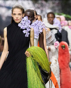 Трикотаж, цветы и алюминий: Джонатан Андерсон дебютировал с кутюрной коллекцией для Dior