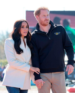 В рождественской открытке принца Гарри и Меган Маркл в этом году не хватает двух ключевых моментов