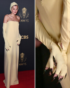 Эмма Коррин выпустила коготки: необычный наряд звезды на премии «Эмми-2021»