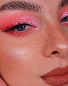 Макияж в стиле клубной эстетики снова в моде