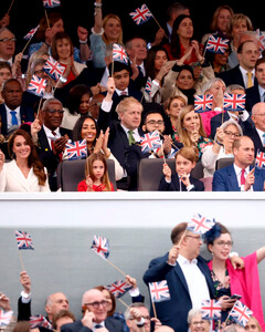 Принц Джордж и принцесса Шарлотта вместе со своими родителями посетили платиновый концерт в честь Елизаветы II