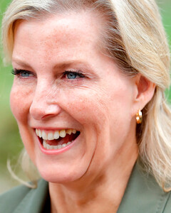 Графиня Софи Уэссекская появилась в необычном образе на конном параде, который открывала её дочь леди Луиза