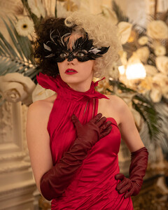 Панк-рок, винтаж и 200 париков: как создавались образы фильма «Круэлла»