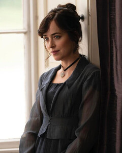 Netflix показал кадры со съёмок фильма по роману Джейн Остин с Дакотой Джонсон в главной роли