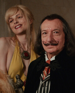 Новая эра! Эзра Миллер предстал в роли Сальвадора Дали в трейлере байопика «Далилэнд»