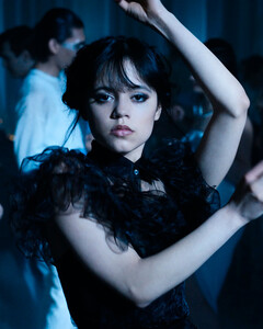 Дженна Ортега призналась, что снимала нашумевший танец Уэнсдэй будучи больной коронавирусом