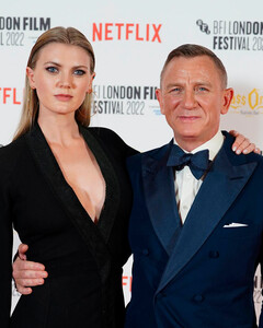 Дэниел Крейг появился на премьере фильма «Достать ножи: Стеклянная луковица» в компании дочери Эллы