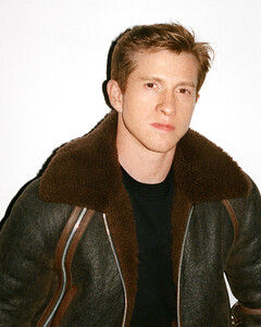 Дэниел Ли официально заменил Риккардо Тиши на посту главного креативного директора Burberry