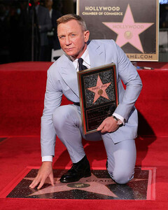 «Очень счастливый человек»: Дэниел Крейг получил свою звезду на Аллее славы