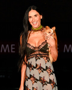 Деми Мур появилась в откровенном платье на показе Gucci