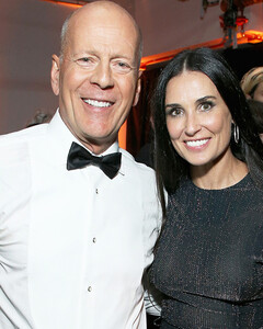 Деми Мур поздравила бывшего мужа Брюса Уиллиса с 67-летием и поблагодарила за «смешанную семью»