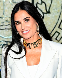 59-летняя Деми Мур поделилась сногсшибательным селфи в бикини