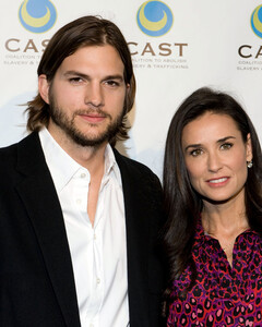 Деми Мур призналась, что Эштон Кутчер изменил ей в годовщину свадьбы