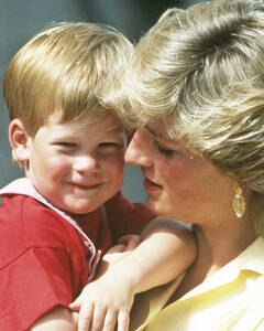 Какой забавный случай с Гарри в лондонском автобусе навсегда изменил методику воспитания королевских детей?