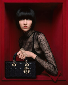 Dior представил рекламную кампанию сезона осень-зима 2022/23 в стиле портретной галереи