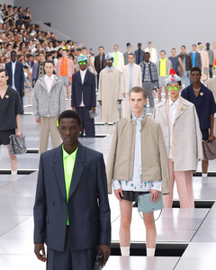 Как прошёл юбилейный показ Кима Джонса для Dior