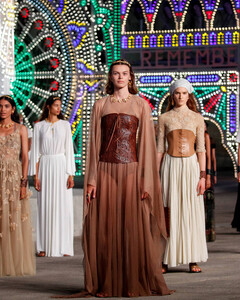 Архитектура итальянского городка, природные мотивы и другое на круизном показе Dior