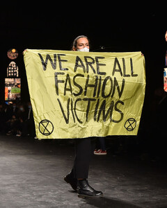 Экоактивисты хотели испортить показ Dior весна-лето 2021