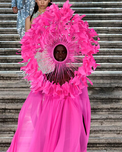 Dior угрожает Valentino судом и требует €100 000