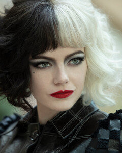 Компания Disney показала Эмму Стоун в роли Круэллы Де Виль