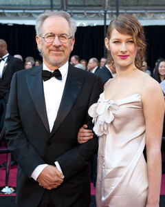 Дочь Стивена Спилберга выходит замуж за лучшего друга