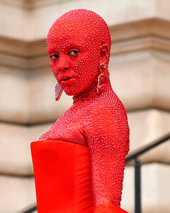Краснопрекрасная: Doja Cat появилась в наряде из 30 000 кристаллов на показе Schiaparelli