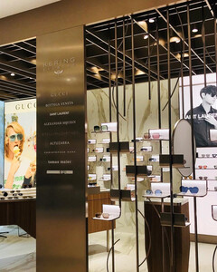 Доходы Kering упали почти на 30%