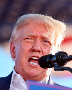 Дональд Трамп вернулся в Twitter почти через 2 года после того, как его профиль заблокировали