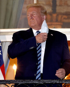 Дональд Трамп перестал принимать лекарство от коронавируса