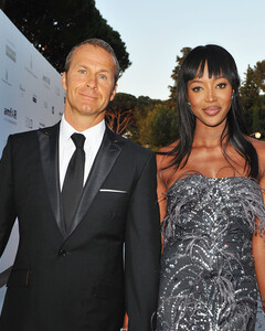 Верни мне всё, что я тебе подарил: Доронин требует от Наоми Кэмпбелл отдать долги и подарки