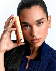 Дуа Липа запускает свою линию косметики